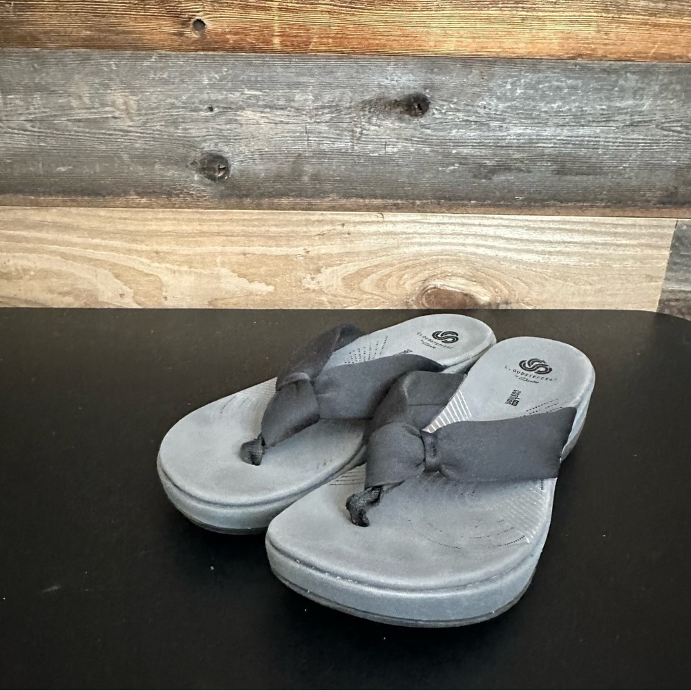WOMEN'S CLARKS ARLA GLISON CLOUDSTEPPERS FLIP-FLOPS Size 8 Worn 3-4 Times